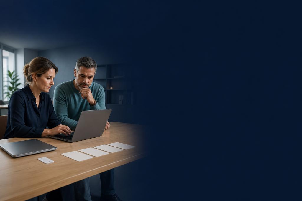 Illustratieve HR-proceseigenaar en ICT-specialist die een medewerkerworkflow, onboardinglaptop en toegangskaart controleren