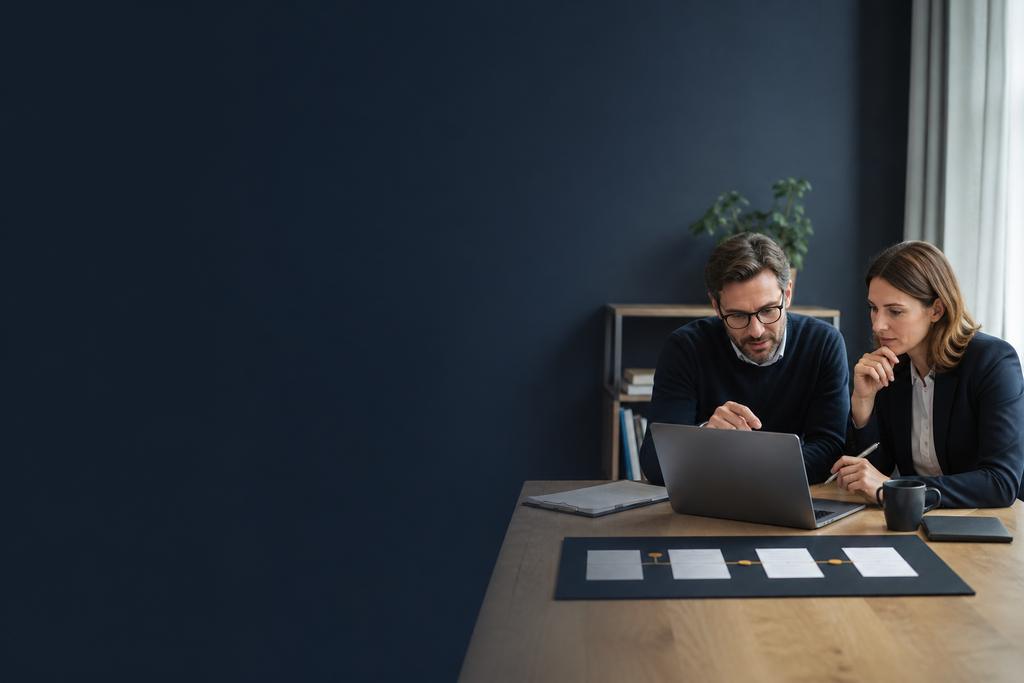 Illustratieve Odoo CRM-specialist en salesmedewerker die klantgegevens, verkoopkansen en opvolgactiviteiten controleren