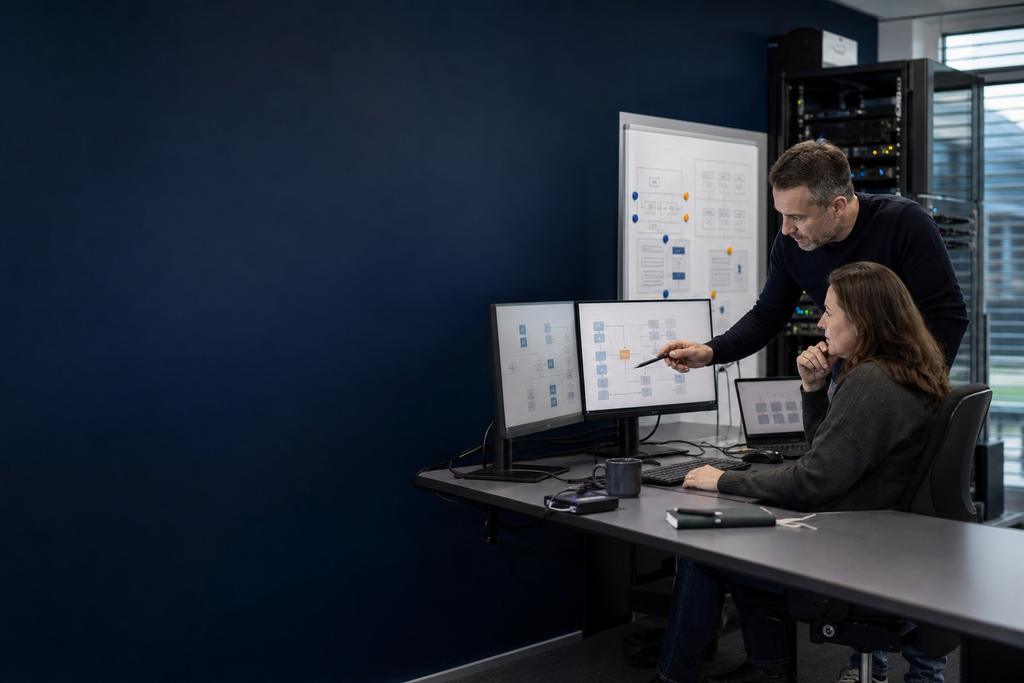 Illustratieve Azure Virtual Desktop-specialisten die host pools, gebruikersrollen, applicaties, profielen, toegang en een volledige digitale werkdag testen