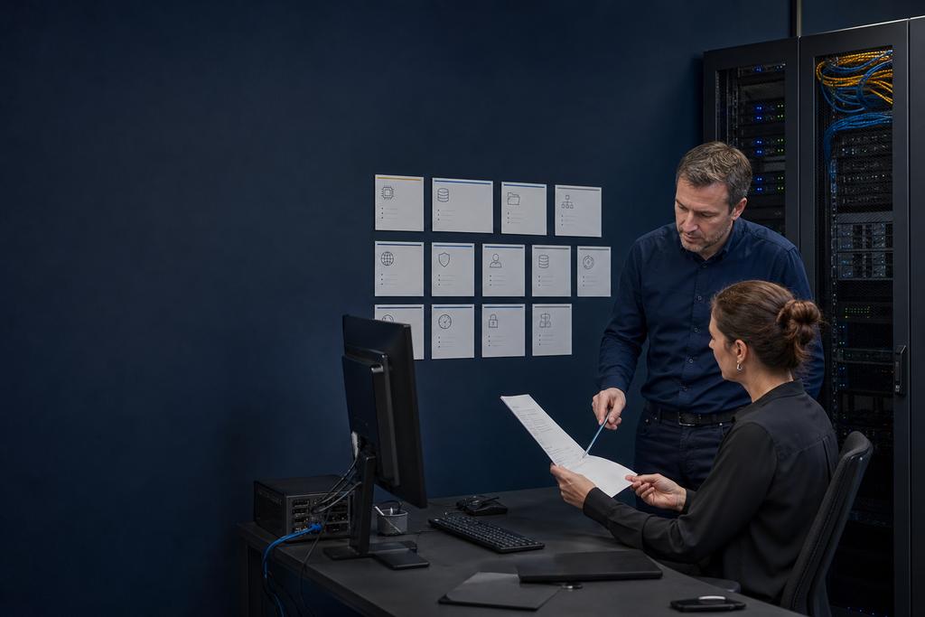 Illustratieve hostingengineer en service-eigenaar die toepassingen, capaciteit, monitoring, back-up, support en herstel voor cloud hosting controleren
