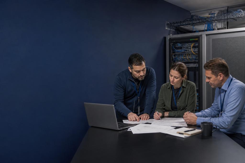 Illustratieve cloud-, security- en productie-eigenaren die gateways, netwerkzones, apparaatidentiteit, certificaten, buffering en veilige IT-OT-grenzen beheren