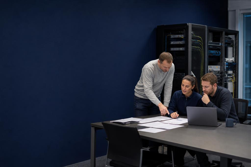 Illustratieve cloudmonitoringengineer, beheerder en service-eigenaar die meldingen, opvolging en herstel testen