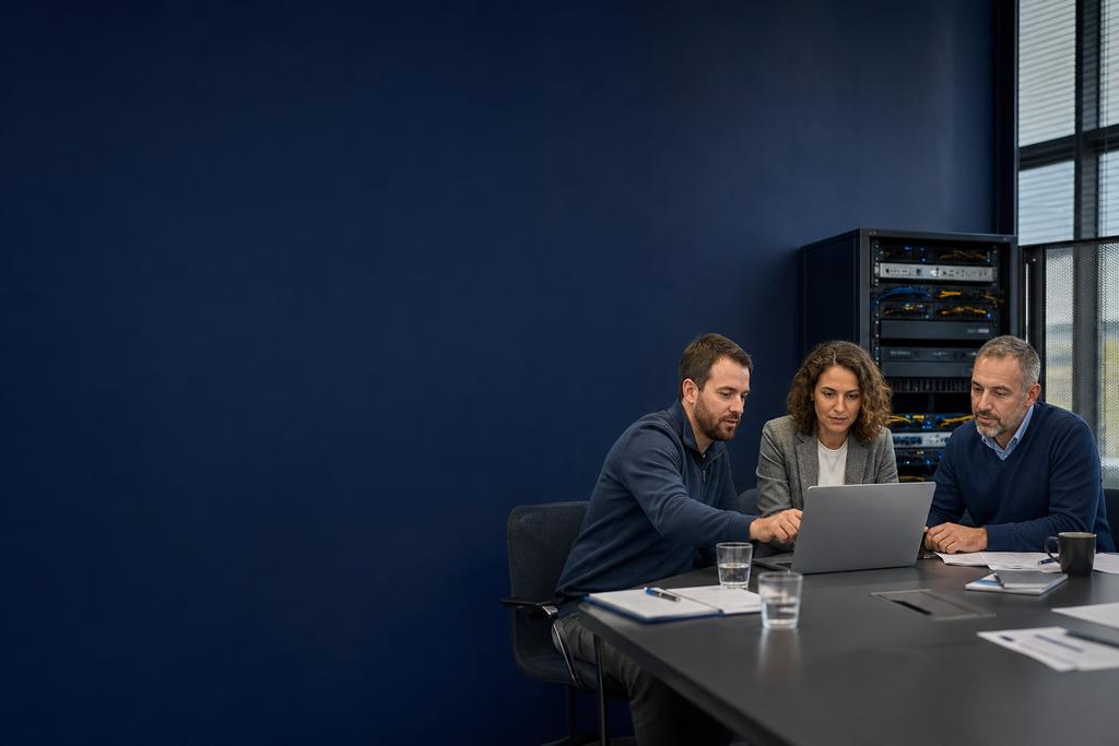 Illustratieve cloudengineer en kostenhouder die bron- en doelcapaciteit, belasting, dataverkeer, back-up, snapshots, licenties, factuur en contractafbouw beoordelen