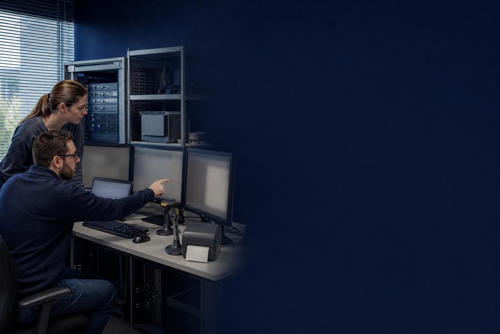 Illustratieve cloudengineer en applicatiespecialist die database, documenten, componenten, achtergrondtaken, scanners en bedrijfsprocessen testen