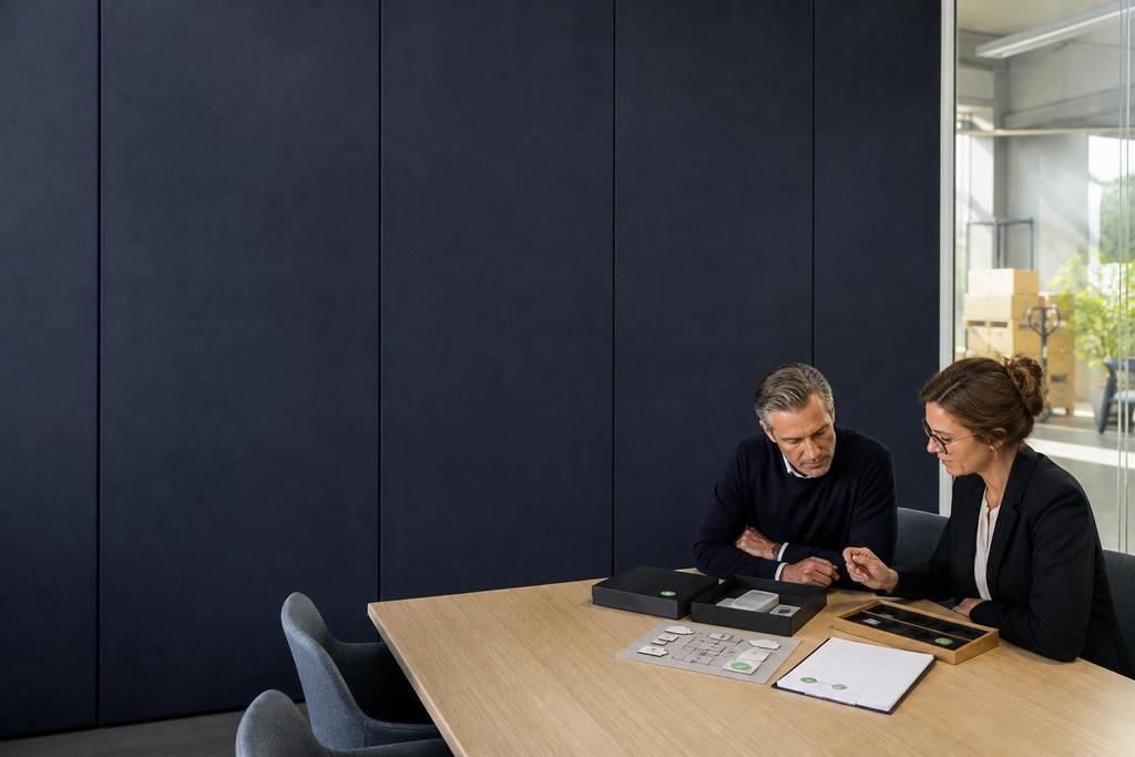 Illustratieve ondernemer en ICT-beheerder die eigenaarschap, servicestatus en overdrachtsdocumentatie bespreken