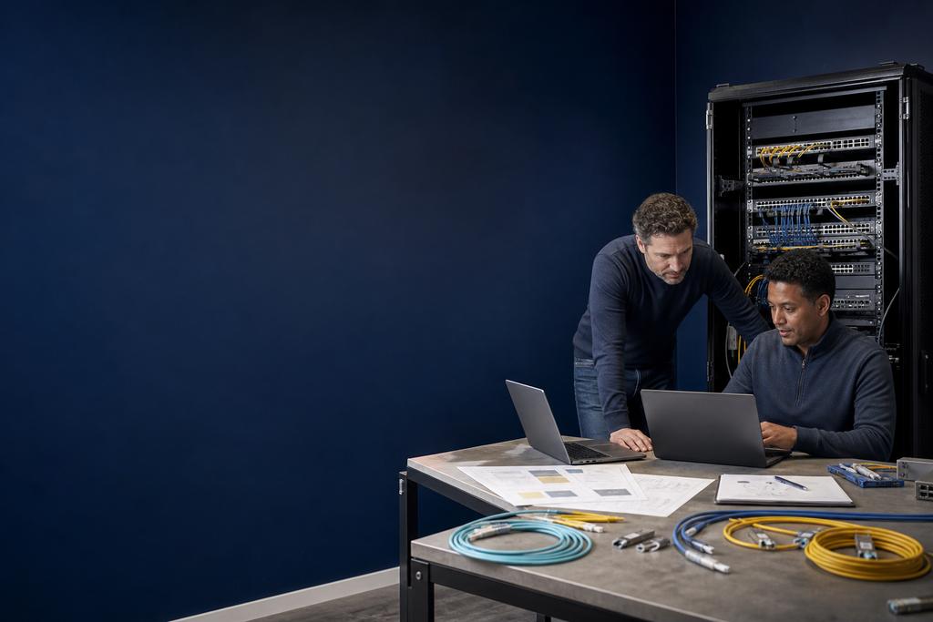 Illustratieve netwerkauditor en infrastructuurbeheerder die netwerkapparatuur, actieve configuraties, verbindingen, eigenaarschap en verbeterpunten controleren