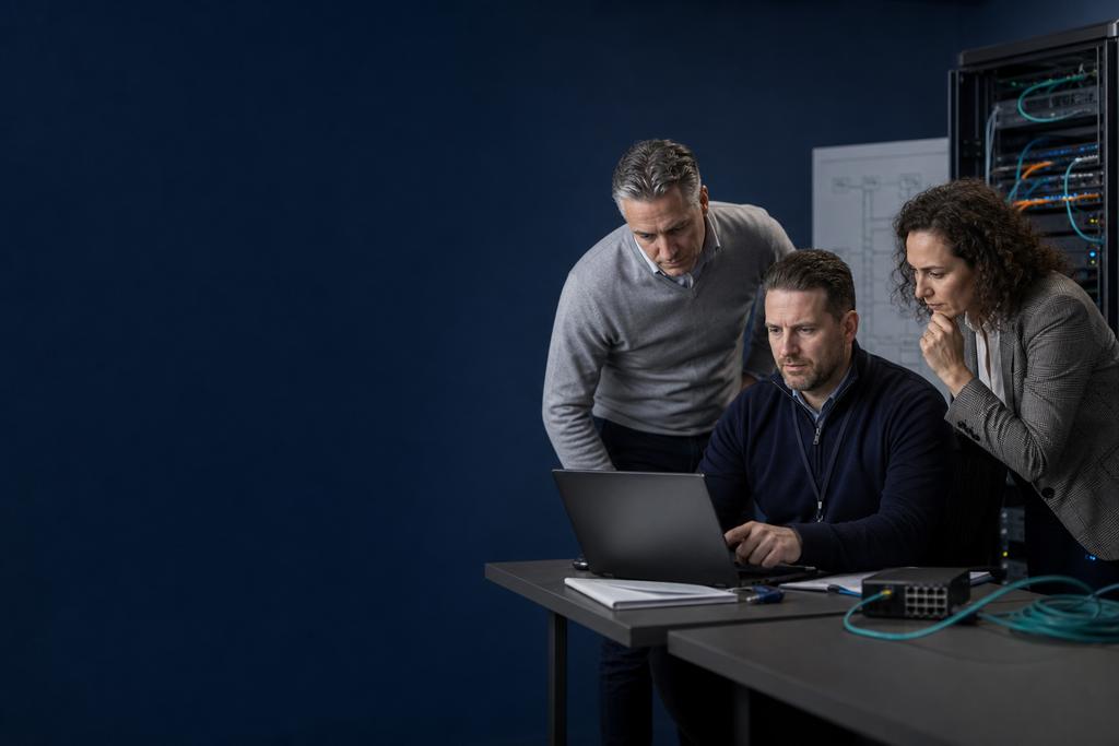 Illustratieve backupspecialist en proceseigenaar die een herstelproef vanaf een onafhankelijke externe kopie beoordelen
