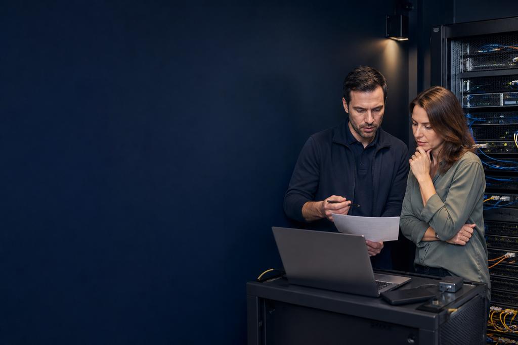 Illustratieve serverspecialist en service-eigenaar die een concrete servervraag, gewenste uitkomst en veilige aanpak bespreken