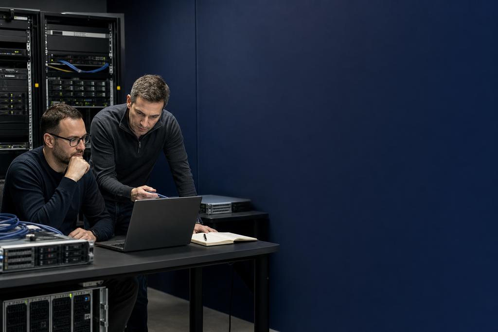 Illustratieve infrastructuurspecialisten die bronhost, doelhardware, hypervisor, opslagpaden, replicatie en applicatietest repeteren