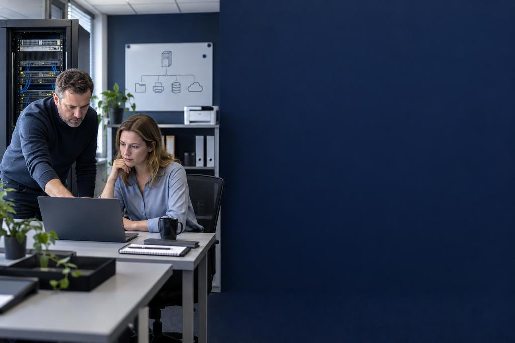 Illustratieve Windows-specialist en applicatie-eigenaar die accounts, gedeelde mappen, printservices, koppelingen en een medewerkerstaak onderzoeken
