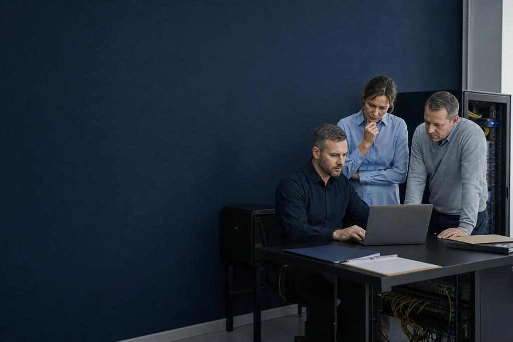 Illustratieve Windows-specialisten die wijzigingstijdlijn, beheerde configuratie en werkelijke serverinstellingen vergelijken